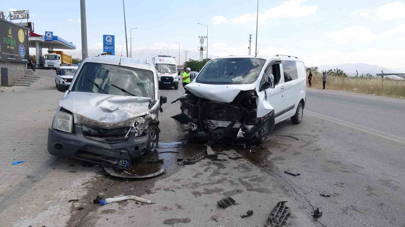 8 KİŞİNİN YARALANDIĞI KAZANIN GÖRÜNTÜLERİ ORTAYA ÇIKTI
