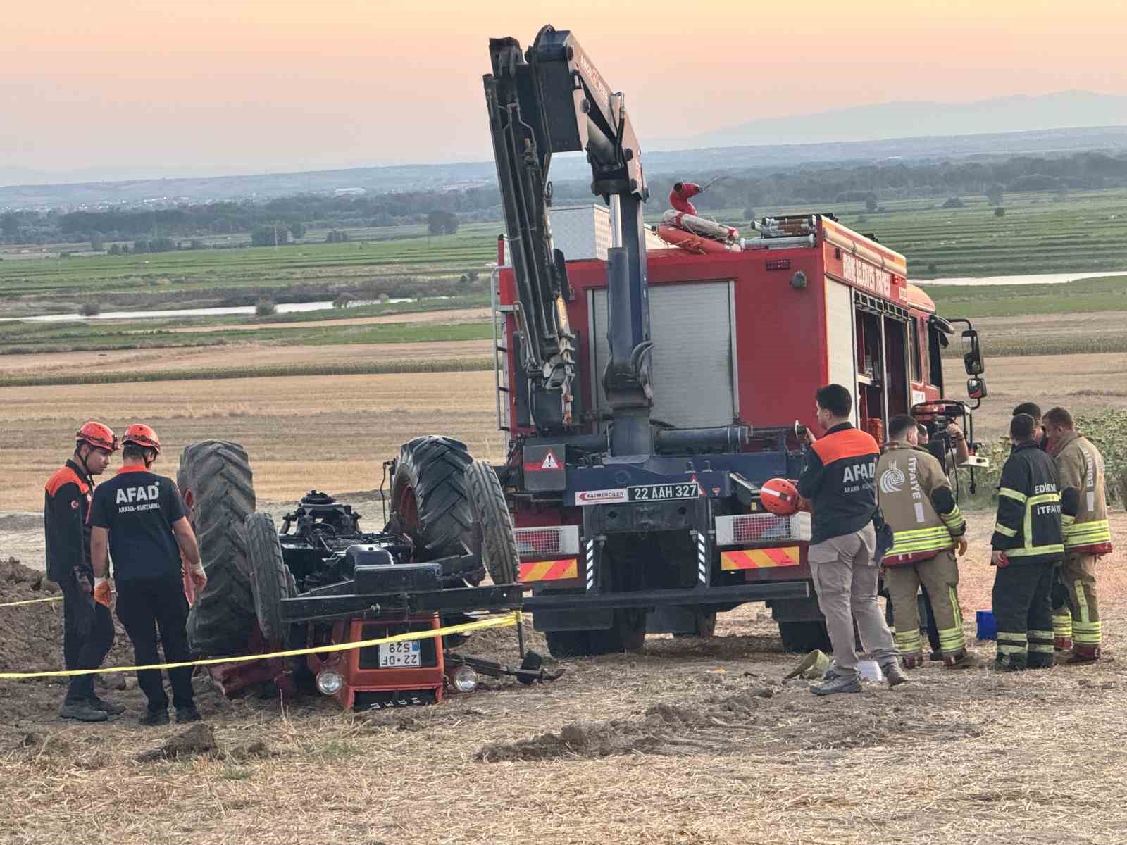 EDİRNE’DE TRAKTÖRÜN ALTINDA KALAN ÇİFT HAYATINI KAYBETTİ