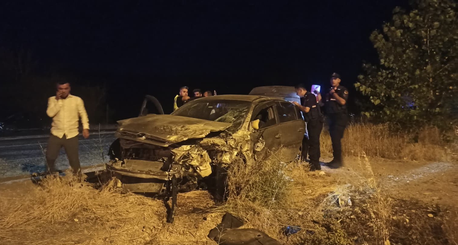 TIR İLE İKİ OTOMOBİL ÇARPIŞTI: 7 YARALI