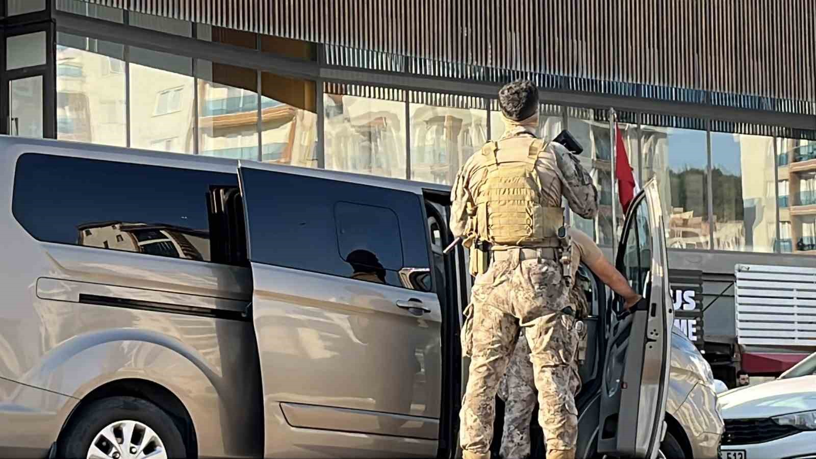 KAÇMAYA ÇALIŞAN ŞÜPHELİ MERDİVENLERDEN DÜŞEREK YAKALANDI