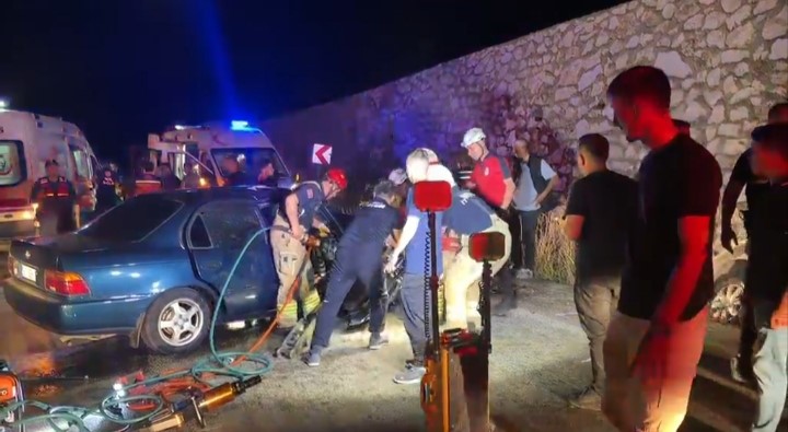 BURSA’DA İKİ OTOMOBİL KAFA KAFAYA ÇARPIŞTI: 5 YARALI, 2 ÖLÜ
