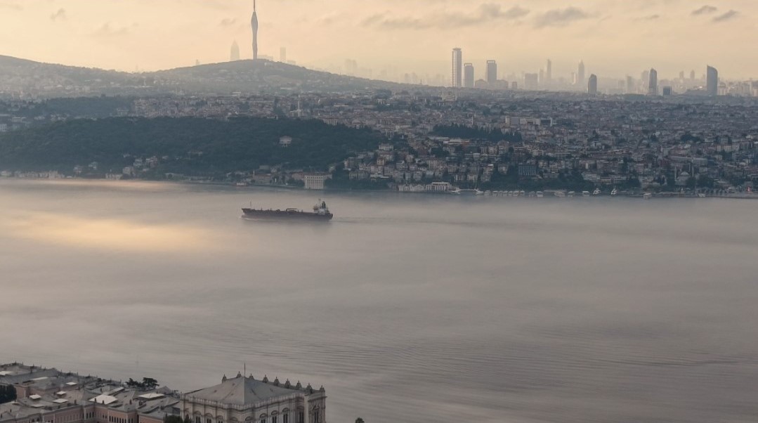 İSTANBUL’DA DENİZ ULAŞIMINA SİS ENGELİ: 15 ŞEHİR HATLARI SEFERİ İPTAL EDİLDİ