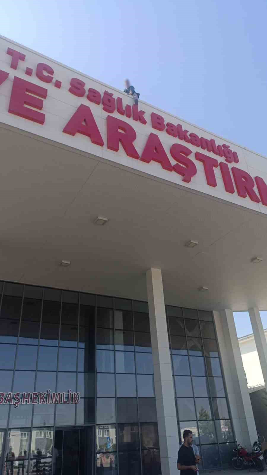 "BÜTÜN GAZETECİLER GELSİN" DİYEREK İNTİHARA KALKIŞAN ŞAHSI "KARPUZ KESELİM GEL" DİYEREK ÇATIDAN İNDİRDİLER
