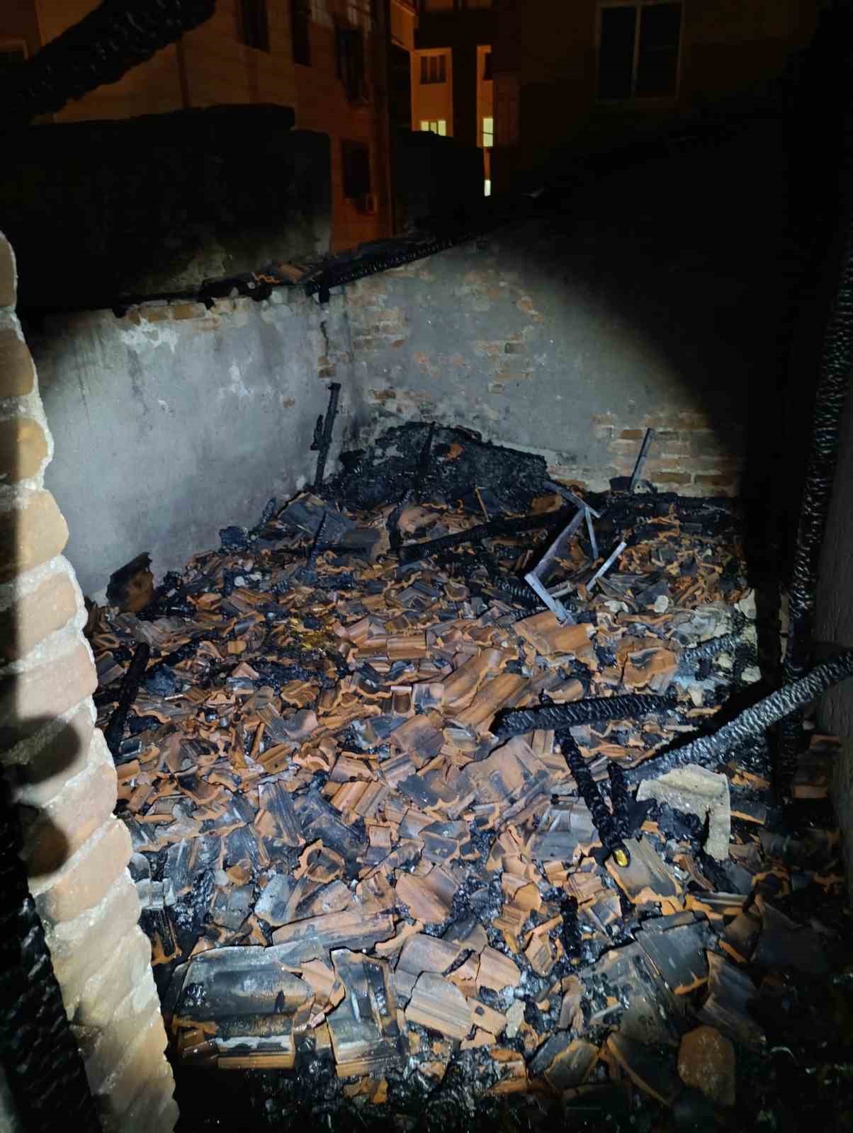 DİYARBAKIR’DA ÇATI VE EV YANGINI: 4 VATANDAŞ KURTARILDI