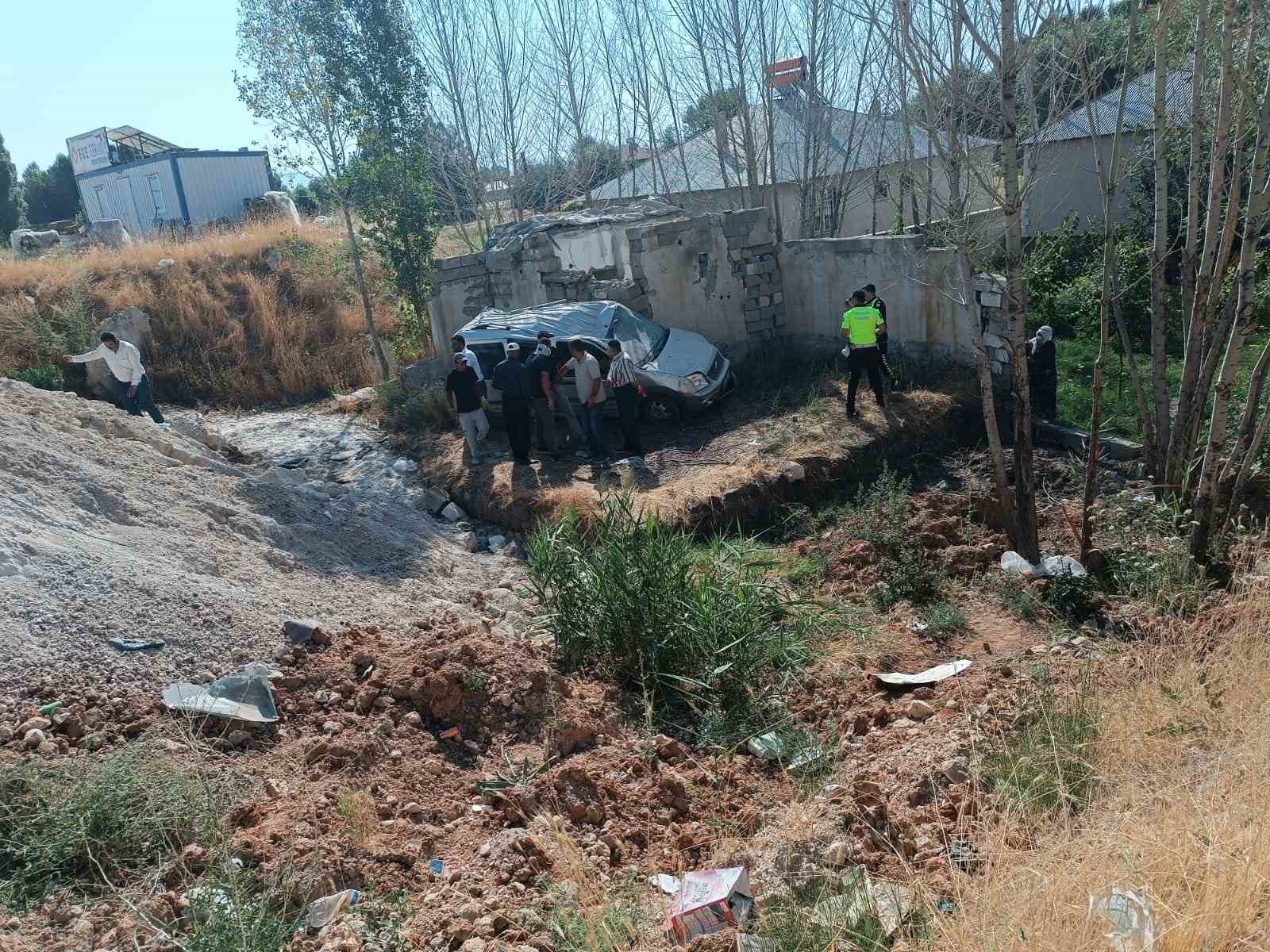 ERCİŞ’TE HAFİF TİCARİ KAMYONET TAKLA ATTI: 4 YARALI