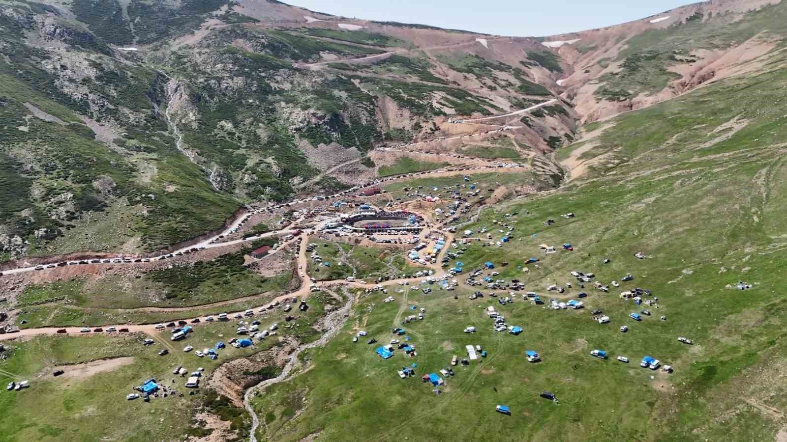 3 BİN RAKIMDAKİ SALİKVAN YAYLASI’NDA BOĞA GÜREŞLERİ NEFES KESTİ