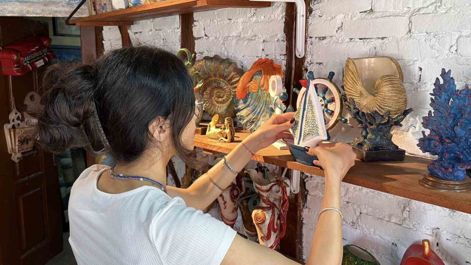HOBİSİNİ MESLEĞE DÖNÜŞTÜRDÜ, EL EMEĞİ İLE AİLE BÜTÇESİNE KATLI SAĞLIYOR