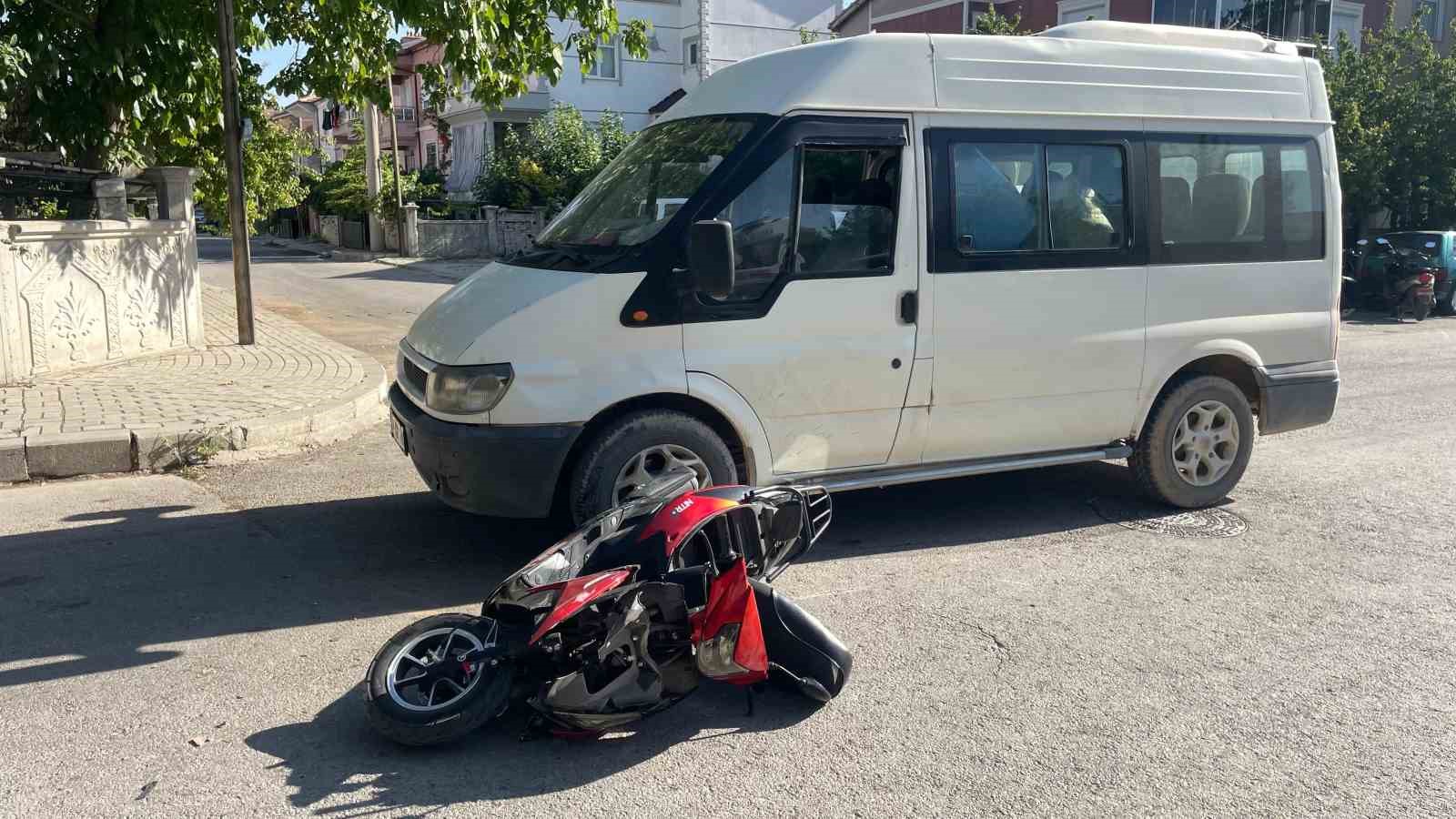 KARAMAN’DA MİNİBÜSLE MOTOSİKLET ÇARPIŞTI: 2 YARALI