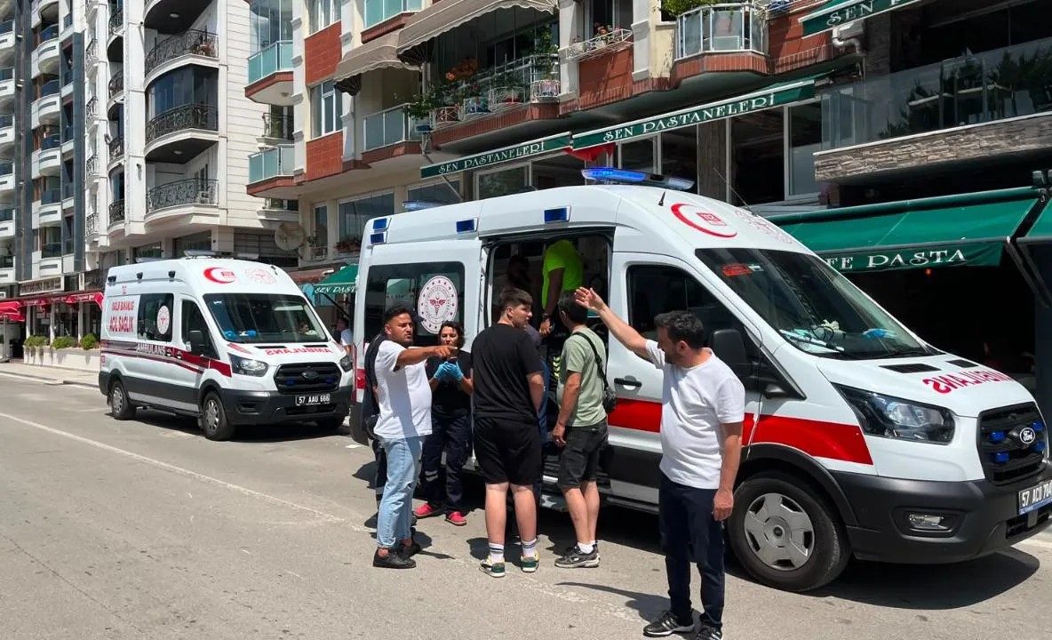SİNOP’TA İKİ MOTOSİKLET ÇARPIŞTI: 3 YARALI