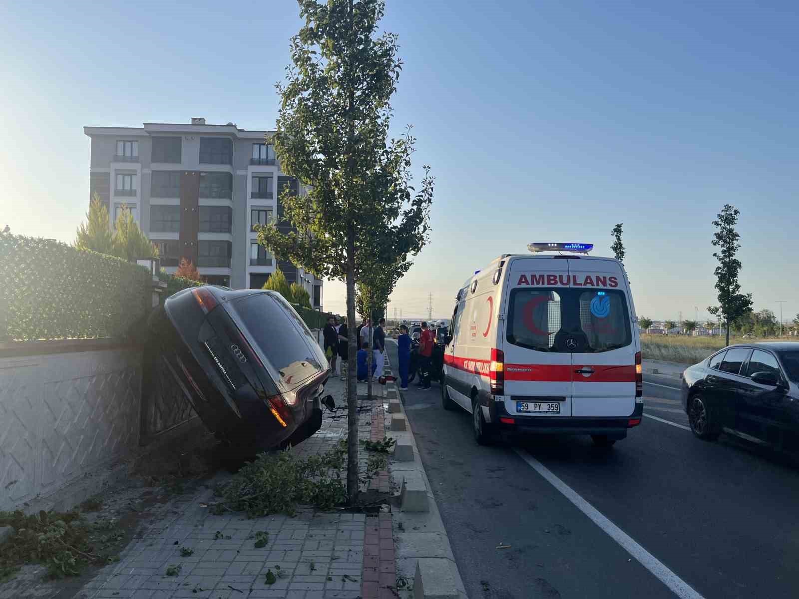 TEKİRDAĞ’DA KALDIRIMI AŞAN OTOMOBİL DUVARDA YAN DURDU