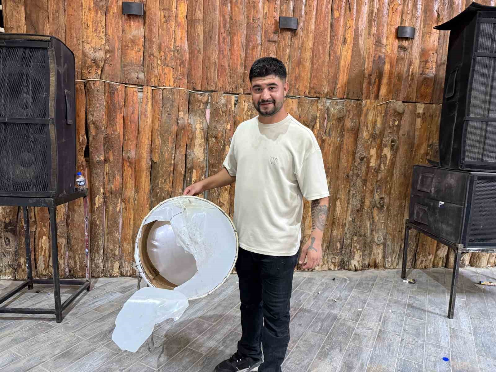 IĞDIR’DA DÜĞÜNDE İLGİNÇ ANLAR: DAVULUNU KIRIP PARALARI TOPLADI