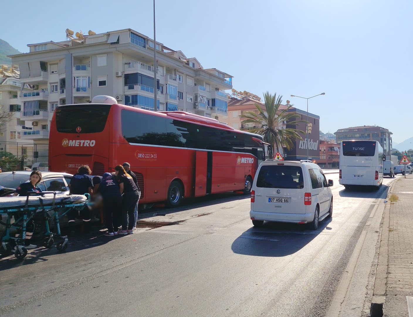 OTOMOBİL YOLCU OTOBÜSÜNE ÇARPTI: 1 YARALI