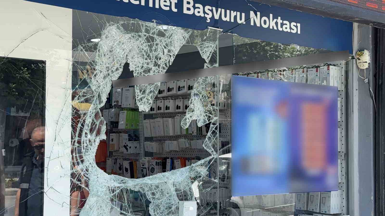MASKELİ HIRSIZLAR CAMINI ODUNLA KIRDIKLARI MAĞAZADAN 400 BİN LİRALIK TELEFON ÇALDI