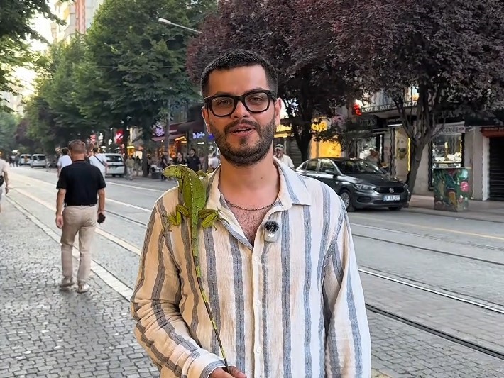 SOKAKTA İGUANA GÖREN ÇOCUKLAR YANINA KOŞTU