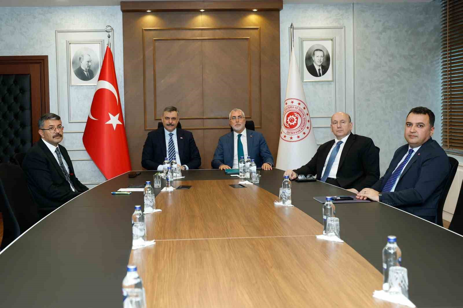 BAKAN ÇİFTÇİ: "(TOPLUM YARARINA PROGRAMLARI) 81 İLİMİZİN VALİLİKLERİNE TOPLAM 30 BİN KONTENJAN TAHSİS EDİLECEK"