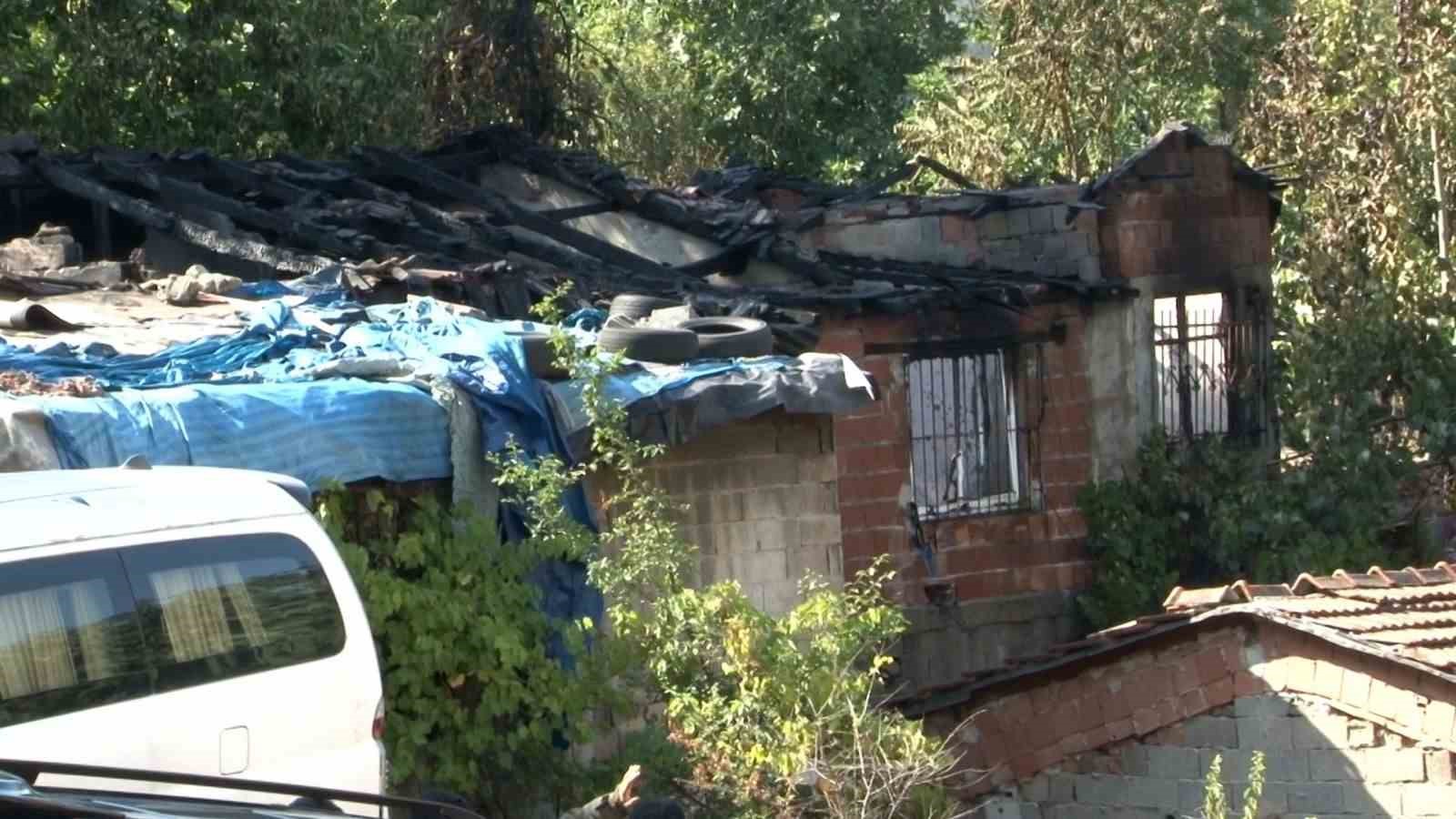 GAZİOSMANPAŞA’DA İKİ GECEKONDU ALEVLERE TESLİM OLDU