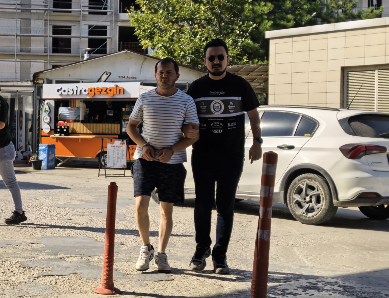 UYUŞTURUCU MADDE İLE KAÇMAYA ÇALIŞAN ŞAHIS POLİS EKİPLERİNCE YAKALANDI