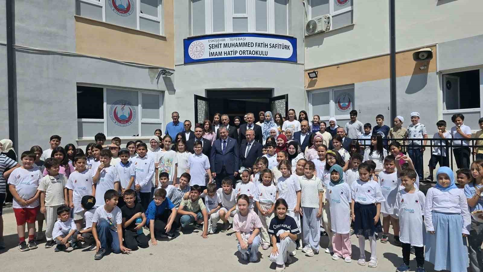 TÜGVA ESKİŞEHİR YAZ OKULU’NA VALİ YILMAZ’DAN ANLAMLI ZİYARET