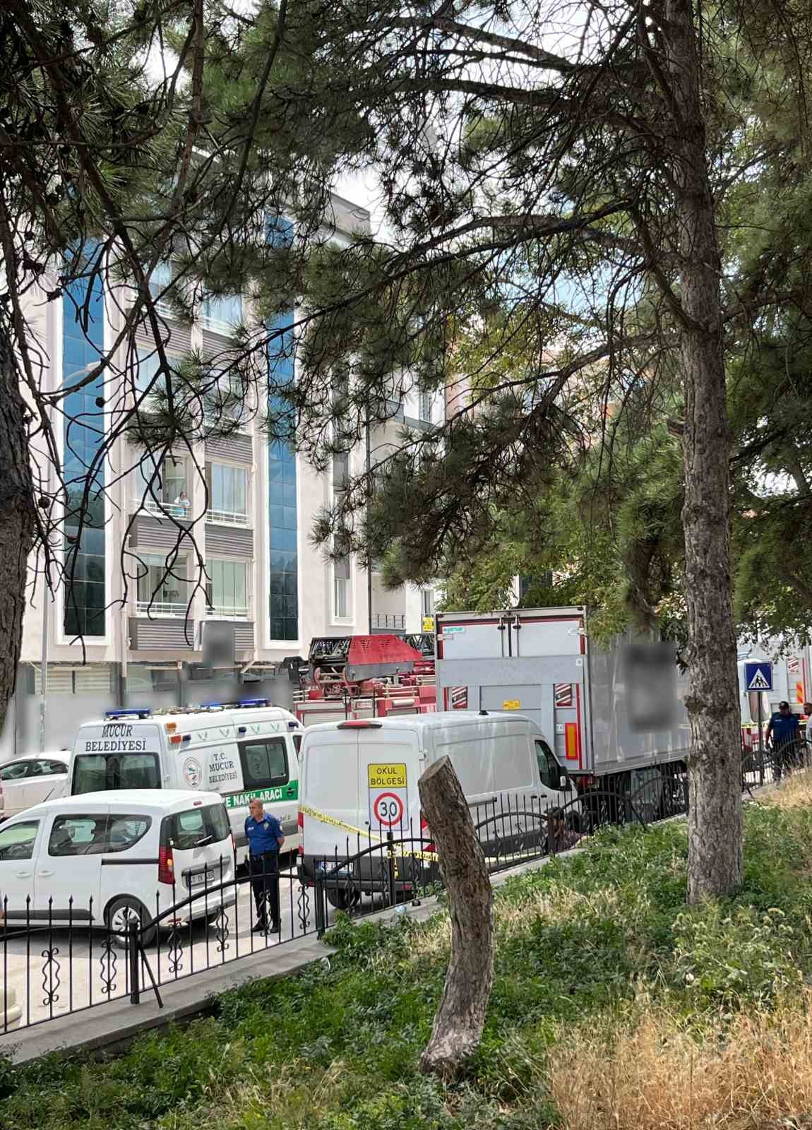 KAMYON DORSESİ ALTINDA KALAN MARKET ÇALIŞANI HAYATINI KAYBETTİ