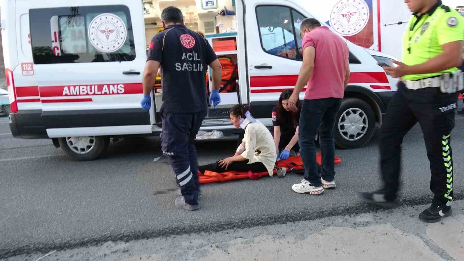 MALATYA’DA TARIM İŞÇİLERİNİ TAŞIYAN MİNİBÜS TIRA ÇARPTI: 19 YARALI
