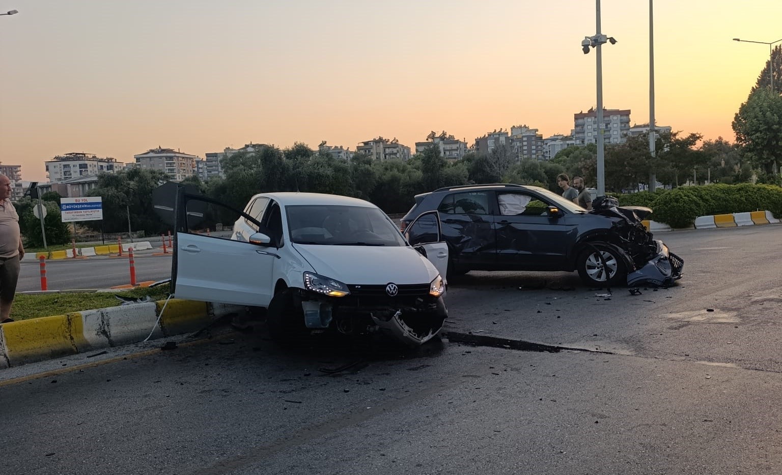 AYDIN’DA OTOMOBİLLE ÇARPIŞAN ARAÇ REFÜJE ÇIKTI: 1 YARALI