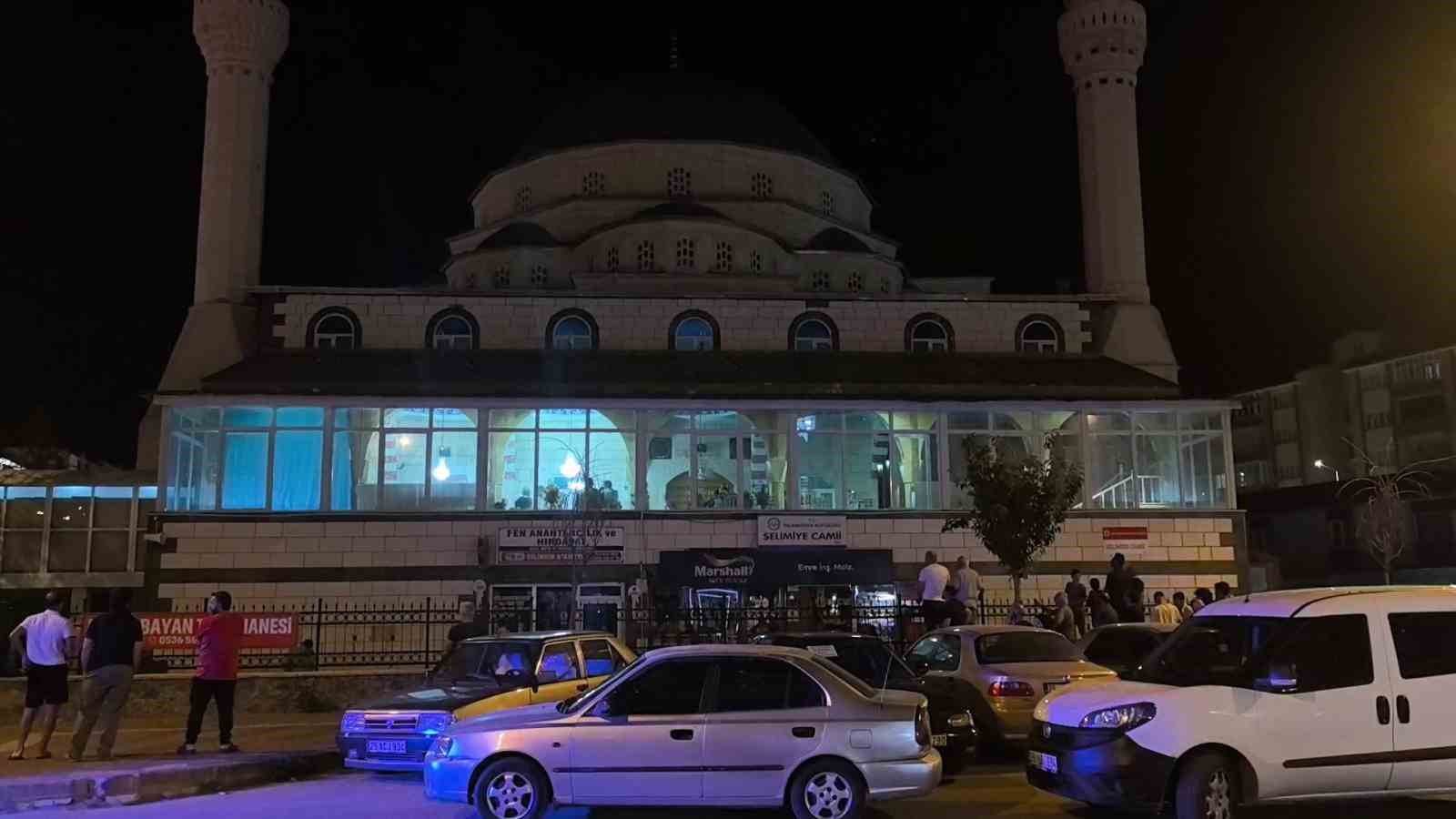 CAMİDE ASILI HALDE BULUNDU