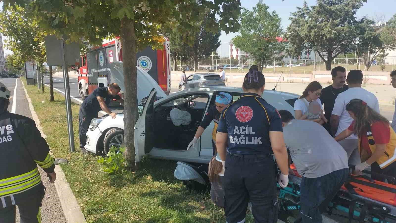 U DÖNÜŞÜ YAPAN OTOMOBİL KALDIRIMA ÇIKTI: 1 YARALI
