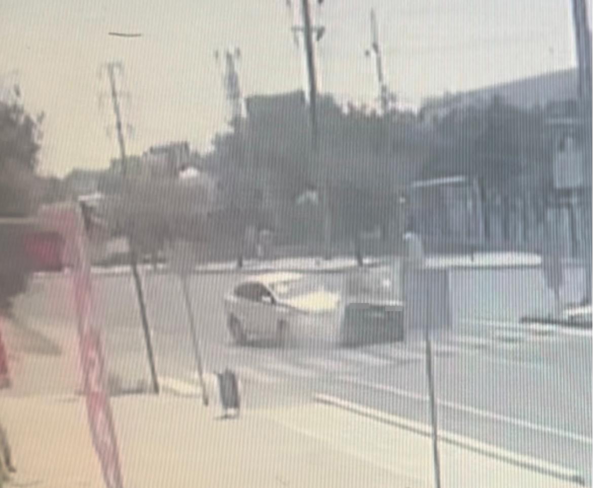 TERS YÖNDEN ÇIKAN ARAÇ OTOMOBİLLE ÇARPIŞTI: 2 KİŞİNİN YARALANDIĞI KAZA KAMERADA