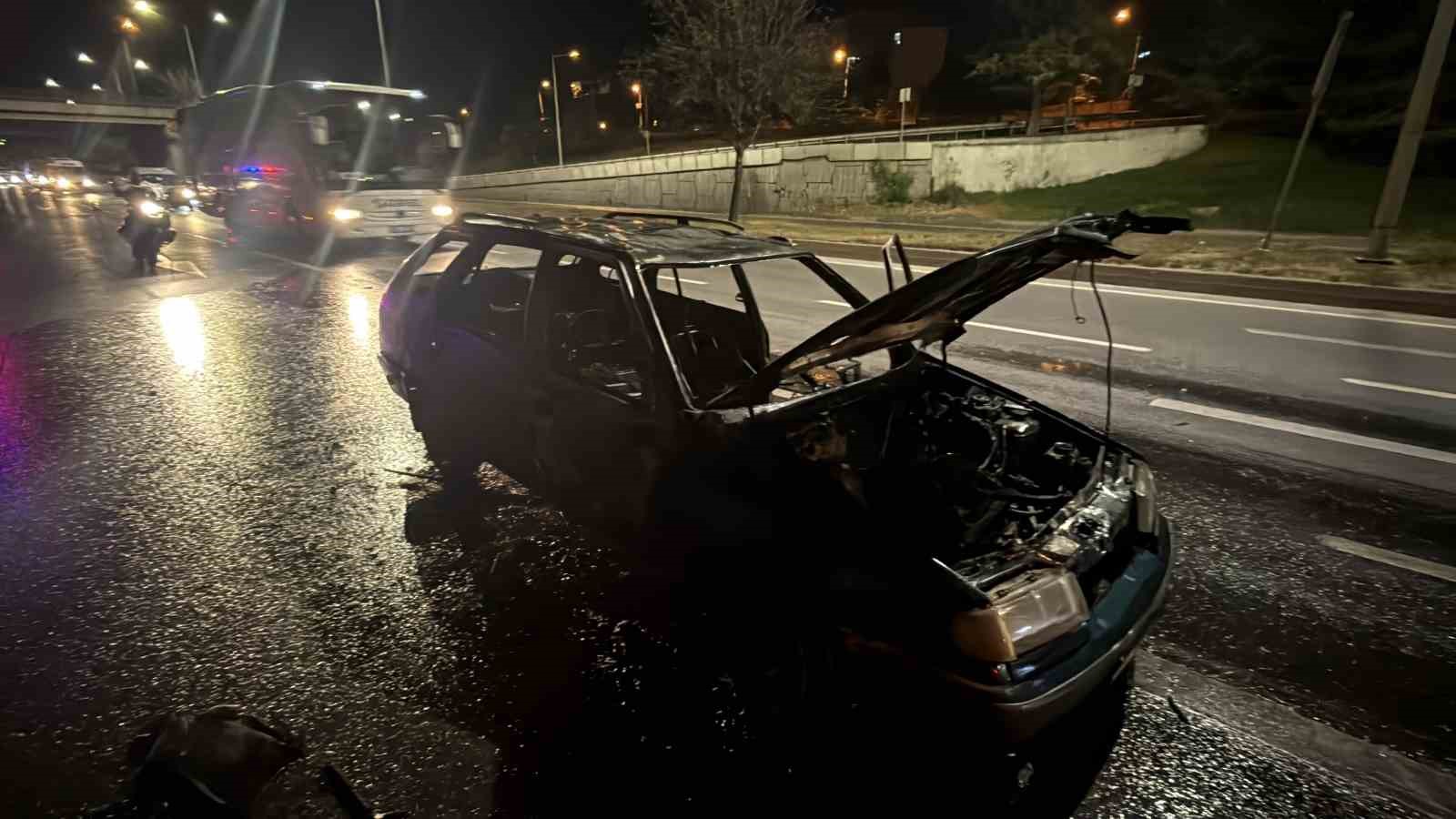 ALEV TOPUNA DÖNEN OTOMOBİL KÜLE OLDU, SÜRÜCÜNÜN VÜCUDUNDA YANIKLAR OLUŞTU