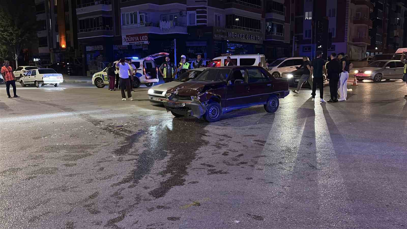 ÇORUM’DA KAZA MAHALLİNDE ARBEDE: YARDIM ETMEK İSTEYEN GENÇ, ALKOLLÜ SÜRÜCÜ TARAFINDAN DARP EDİLDİ