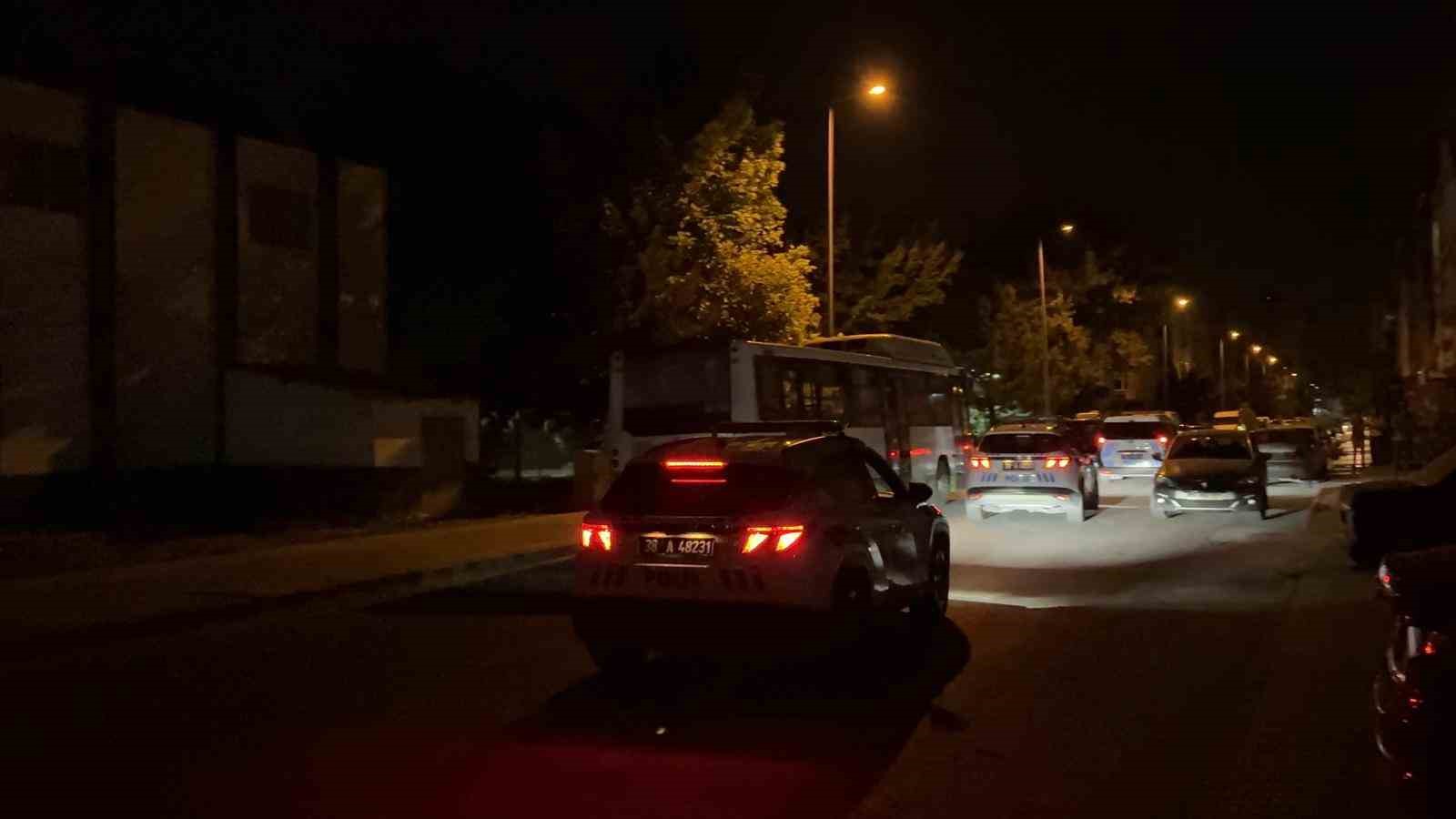 KAYSERİ’DE BIÇAKLI KAVGADA OLAY YERİNDEN KAÇAN ŞÜPHELİ KARAKOLA TESLİM OLDU