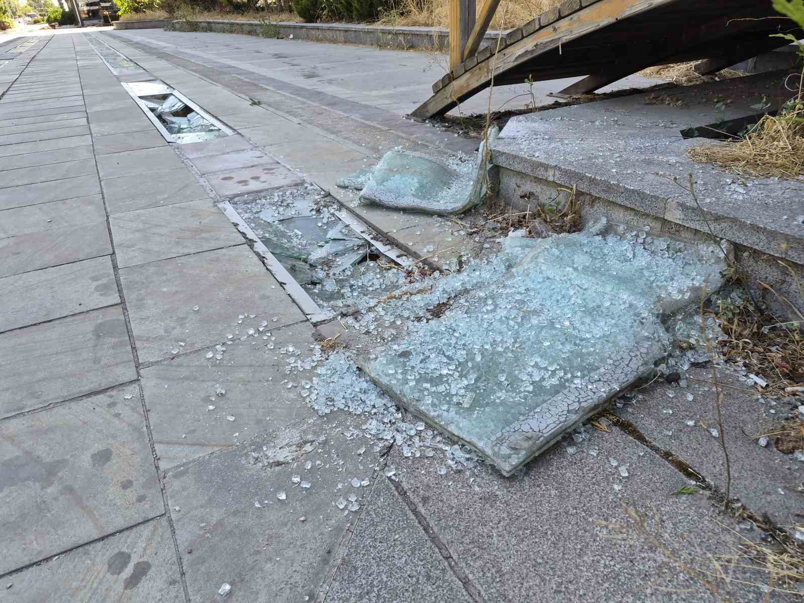 HATBOYU CADDESİ VANDALLARIN HEDEFİ OLDU