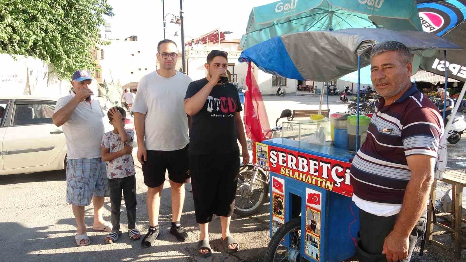 SICAKLAR SOĞUK ŞERBET SATIŞLARINI ARTIRDI: GÜNDE 400 BARDAK SATIYOR