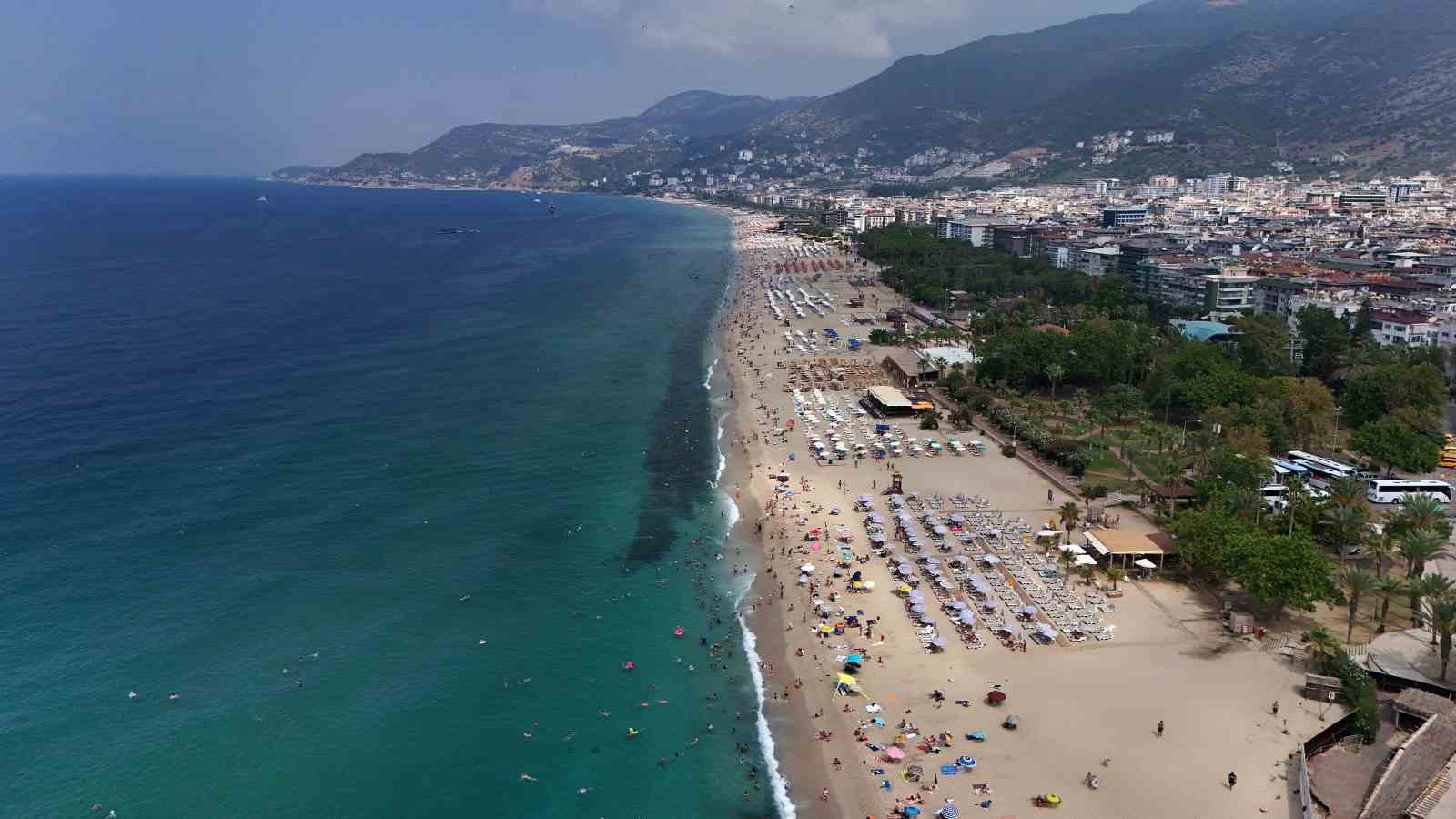ALANYA’DA TATİLCİLER DENİZ VE GÜNEŞİN TADINI ÇIKARDI