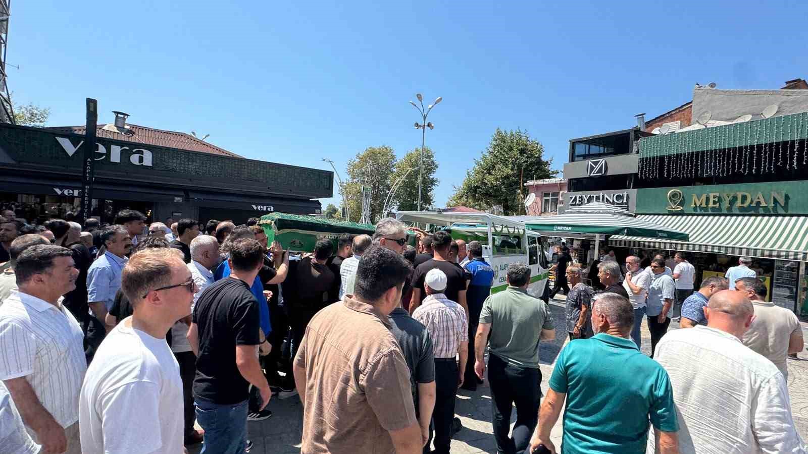 YATAĞINDA ÖLÜ BULUNAN 21 YAŞINDAKİ GENÇ SON YOLCULUĞUNA UĞURLANDI