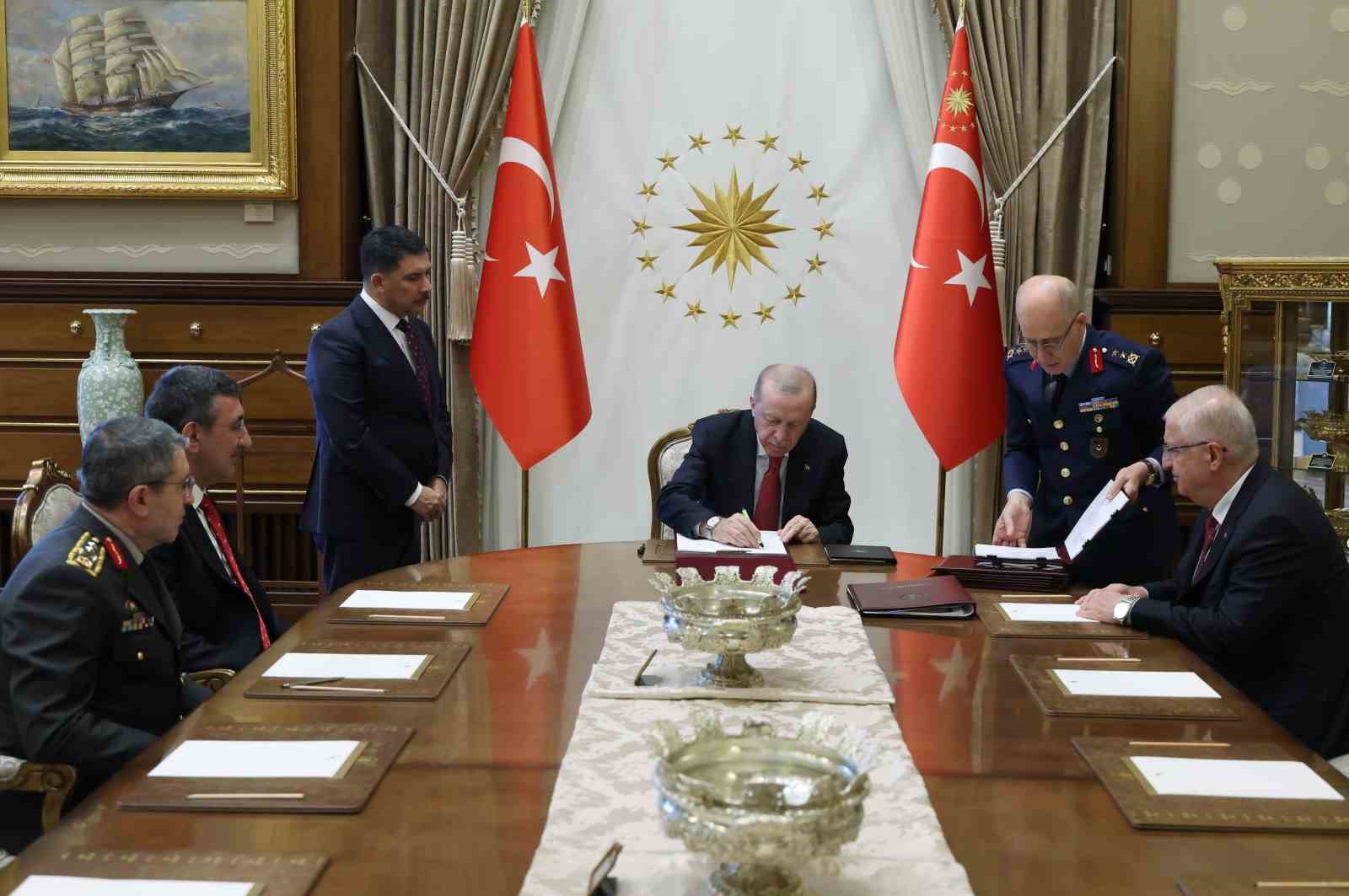 CUMHURBAŞKANI ERDOĞAN YAŞ KARARLARINI İMZALADI