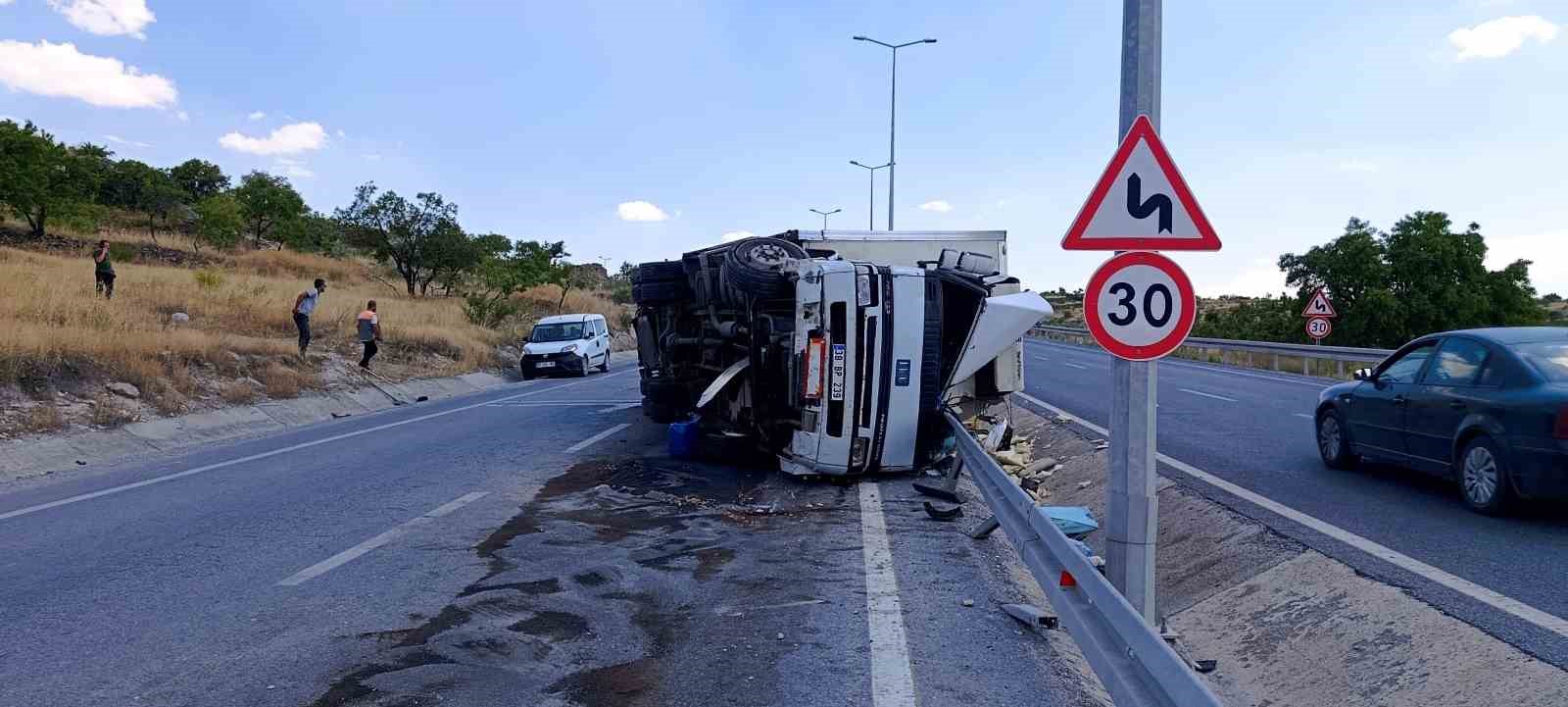 DİREKSİYON HAKİMİYETİ KAYBOLAN TIR DEVRİLDİ: 1 YARALI