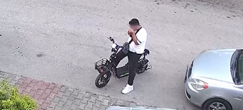 YAVRU KEDİYİ ÖNCE ÖPTÜ, SONRA BOĞDU