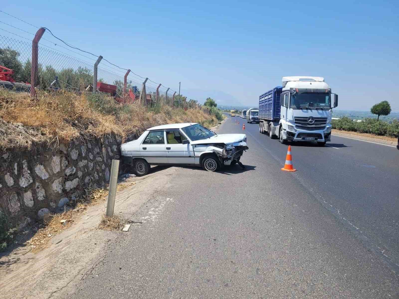 MANİSA’DA TIR İLE OTOMOBİL ÇARPIŞTI: 2 YARALI