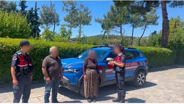 JASAT DEDEKTİFLERİ YAŞLI KADINI DOLANDIRAN ŞÜPHELİLERİ 3 SAATTENYAKALADI