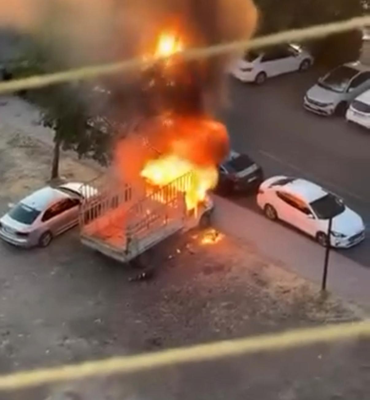 DİYARBAKIR’DA PARK HALİNDEKİ KAMYONET ALEVLERE TESLİM OLDU