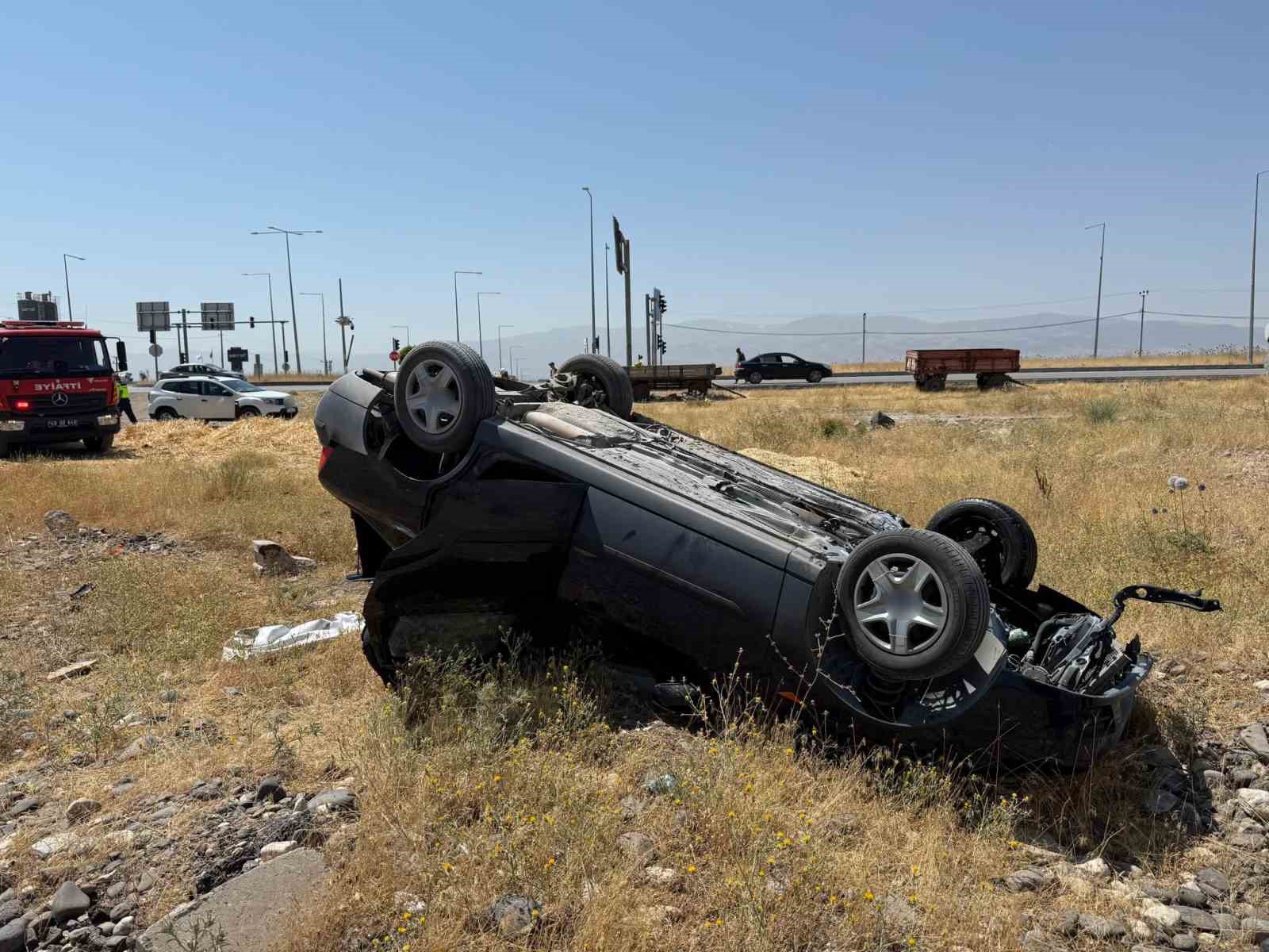 MUŞ-BİNGÖL KARA YOLUNDA OTOMOBİL TAKLA ATTI: 3 YARALI