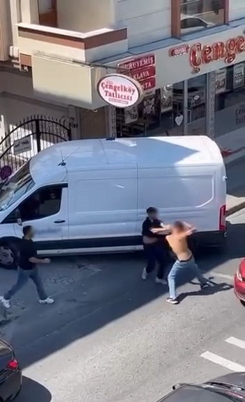 ATAŞEHİR’DE İKİ KİŞİNİN SOKAK ORTASINDAKİ KAVGASI KAMERAYA YANSIDI