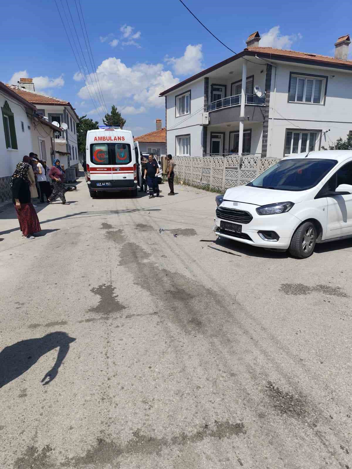 OTOMOBİLLE ÇARPIŞAN MOTOSİKLETİN SÜRÜCÜSÜ YARALANDI