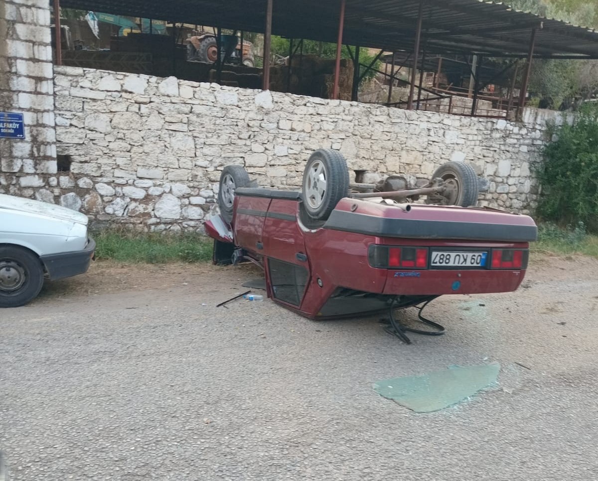 KONTROLDEN ÇIKAN OTOMOBİL TERS DÖNDÜ