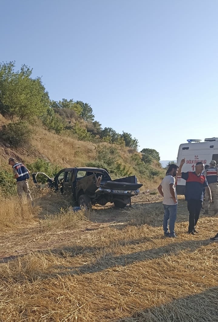 PALU’DA KAMYONET ŞARAMPOLE YUVARLANDI: 2 YARALI