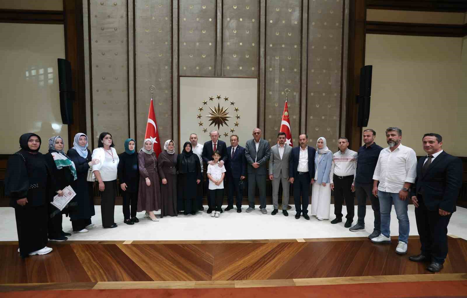 CUMHURBAŞKANI ERDOĞAN, KAHRAMANMARAŞ’TAKİ OKUL SALDIRISINDA HAYATINI KAYBEDEN ÖĞRENCİLERİN AİLELERİNİ KABUL ETTİ