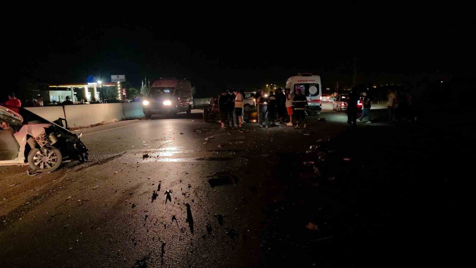 HATAY’DA TRAKTÖR İLE OTOMOBİL ÇARPIŞTI: 3 YARALI
