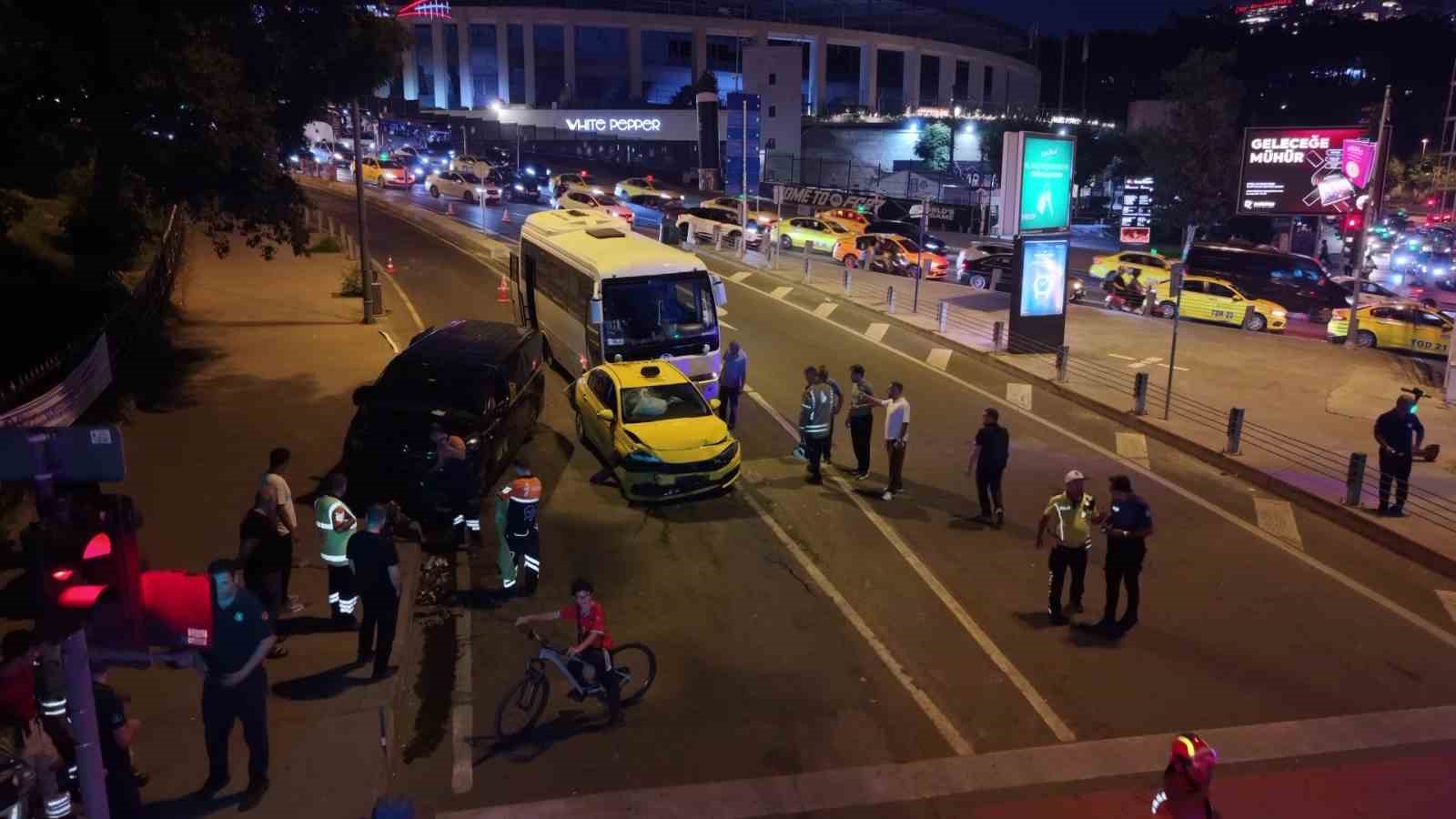 BEYOĞLU’NDA 8 ARAÇLI ZİNCİRLEME KAZA: 5 KİŞİ YARALANDI