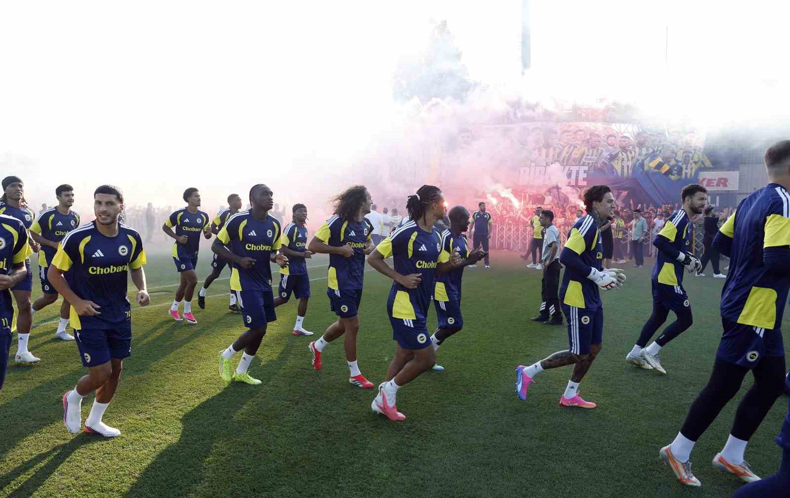 FENERBAHÇE, STURM GRAZ MAÇI ÖNCESİ SON ANTRENMANINI TARAFTARA AÇIK YAPTI